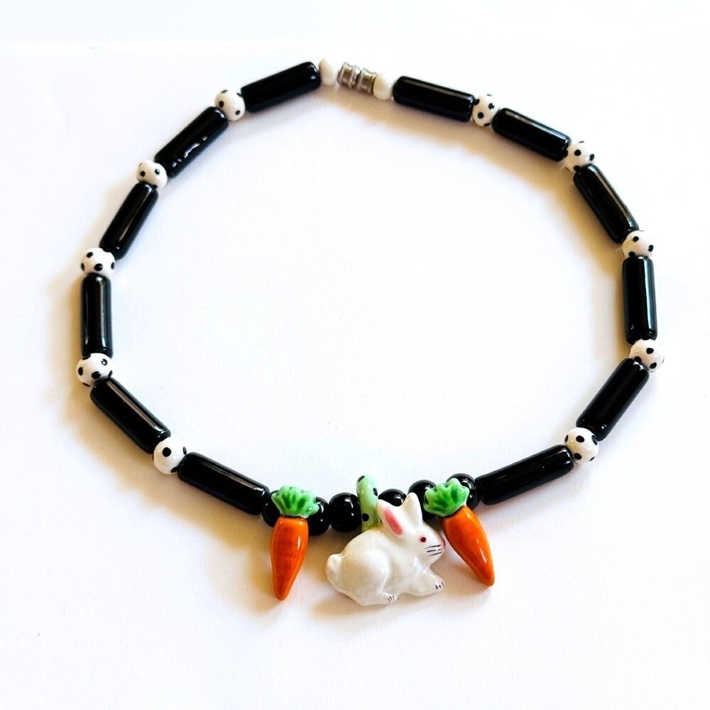 VTG Flying Colors white Rabbit Carrot necklace‎ signed Ceramic Beads Artisan Fun